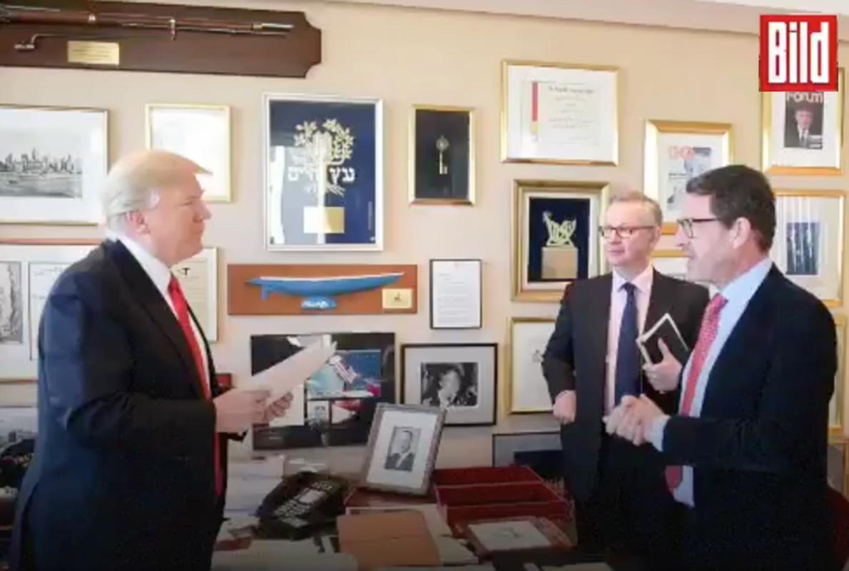 Trump con Michel Gove, parlamentario tory que ha realizado la entrevista para The Times, y Kai Diekmann, del periórico alemán Bild