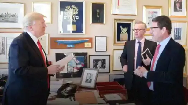 Trump con Michel Gove, parlamentario tory que ha realizado la entrevista para The Times, y Kai Diekmann, del periórico alemán Bild