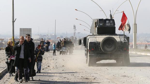 Civiles abandonan Mosul para escapar de los enfrebtamientos entre el Ejército iraquí y Daesh