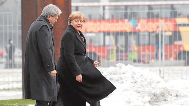 El primer ministro italiano, Paolo Gentiloni, y la canciller alemana, Angela Merkel, ayer en Berlín