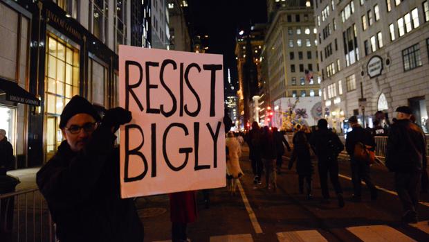 Un hombre sostiene un cartel de protesta contra el presidente electo de estados Unidos, Donald Trump, en Nueva York