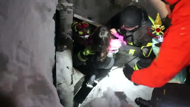 Momento en el que era rescatada una niña ayer entre los escombros del hotel Rigopiano, en Italia