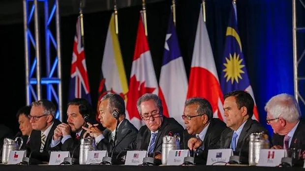 El representante de Comercio de Estados Unidos, Michael Froman (c) junto a los representantes de once países del Pacífico en Atlanta