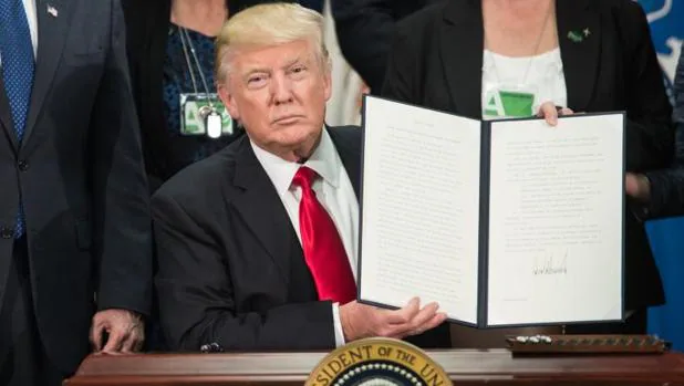 Donald Trump, muestra el decreto con el que ordena la construcción del muro entre Estados Unidos y México