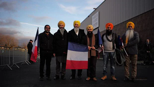 Representantes de la comunidad Siji de París, ayer a la salida del mitin de François Fillon