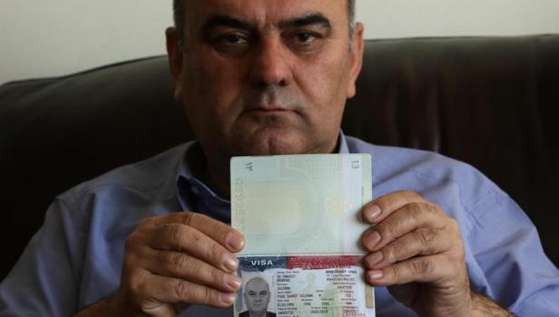 Fuad Sharef muestra su visado de inmigrante de Estados Unidos en Erbil, Irak