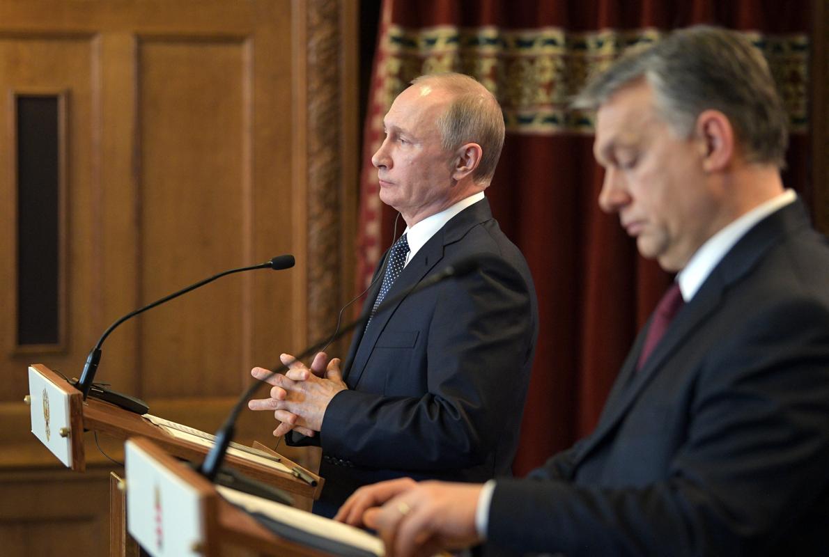 El presidente ruso, Vladimir Putin (i), y el primer ministro húngaro, Viktor Orbán (d), durante La rueda de prensa conjunta en Budapest,