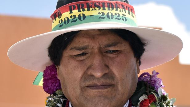 El Presidente Evo Morales, ataviado con un gorro en favor de su candidatura, este 2 de febrero