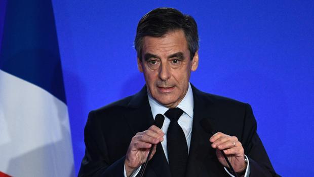 Fillon pide perdón por el «error ético» de contratar a su mujer pero mantiene su candidatura al Elíseo