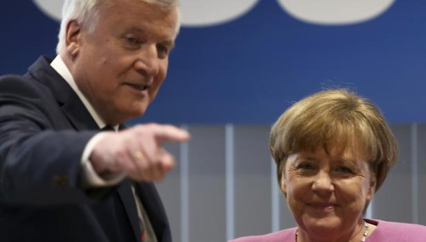 Merkel y el presidente alemán, Horst Seehofer, ayer en Munich