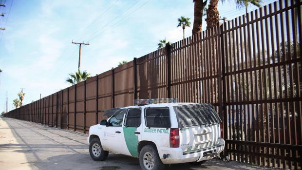 Una patrulla de fronteras estadounidense vigila la valla con México en Calexico (California), el pasado 31 de enero