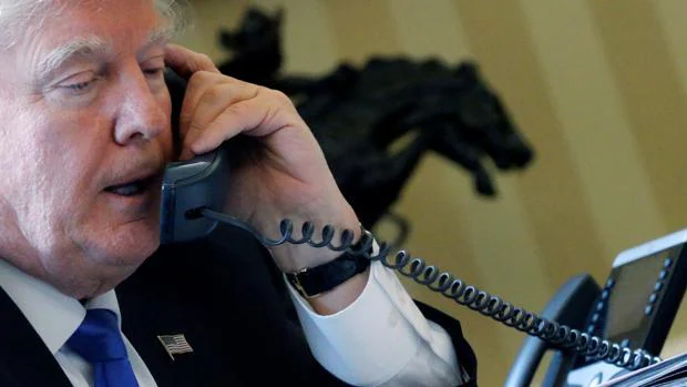 Donald Trump mantiene una conversación telefónica con Vladimir Putin