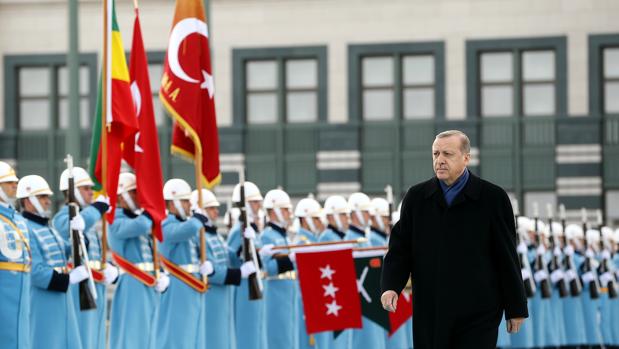 Recep Tayyip Erdogan pasa revista a la guardia de honor durante un acto oficial en el Palacio Presidencial, en Ankara el martes