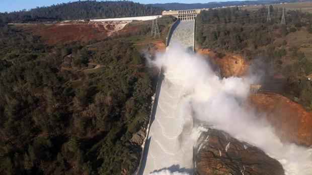 Miles de evacuados en California ante el temor de una  ruptura en la presa Oroville