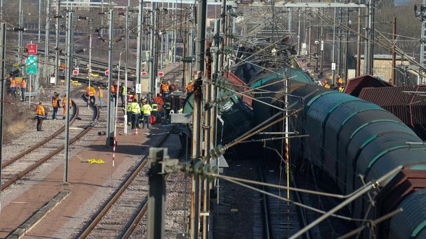 Fotografía del rescate tras el accidente entre ambos trenes