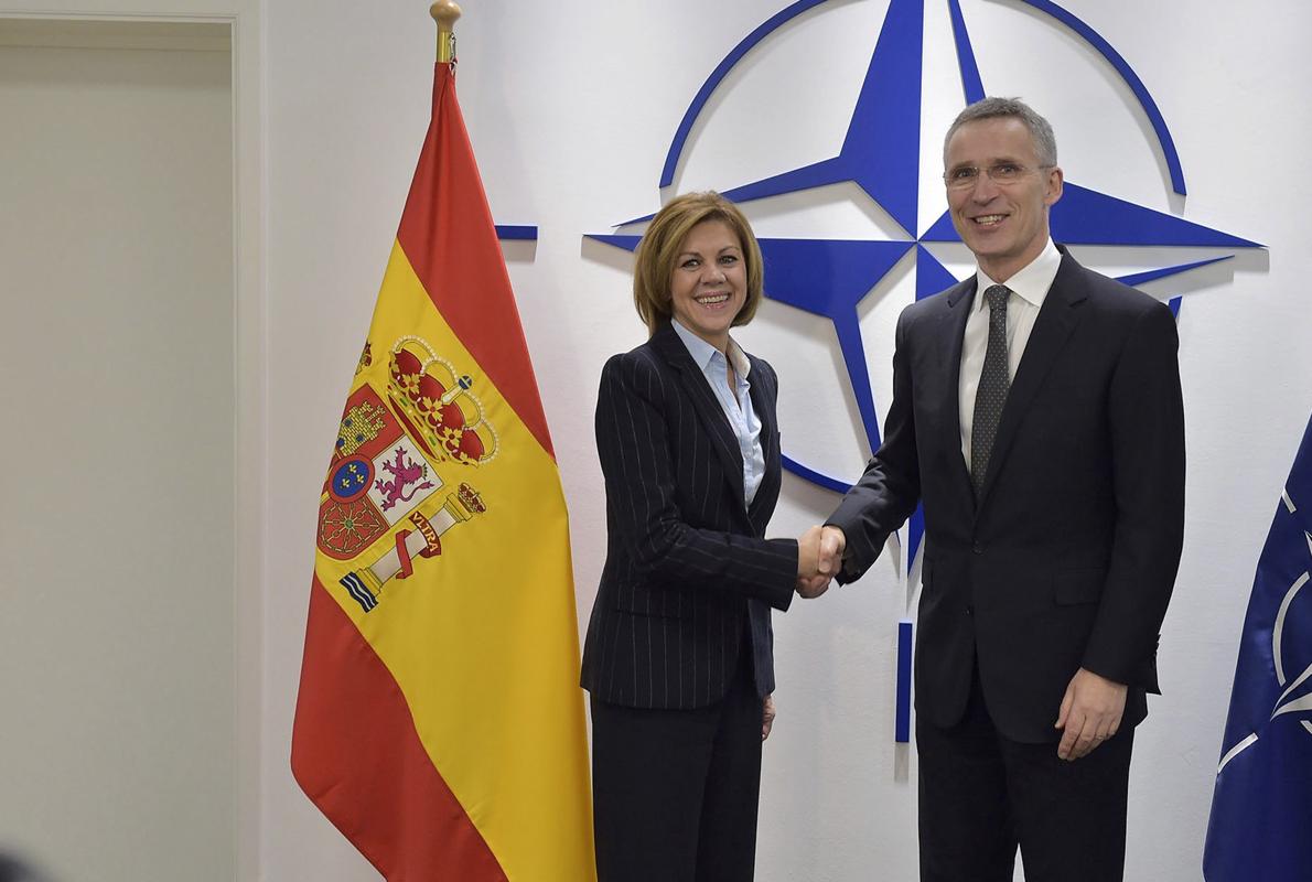 María Dolores de Cospedal, saluda hoy al secretario general de la OTAN, Jens Stoltenberg,