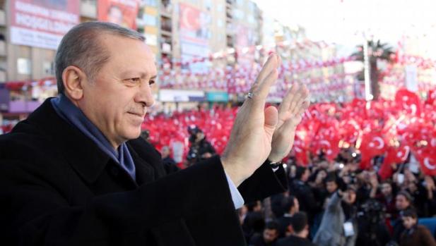 El presidente turco, Recep Tayipp Erdogan, saluda a manifestantes