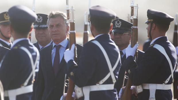 El presidente argentino, Mauricio Macri, recibido el 12 de febrero a su llegada a Santiago de Chile