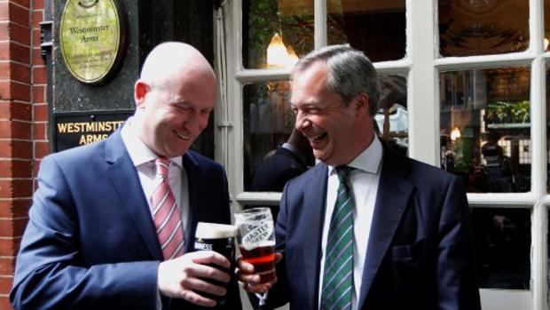 Paul Nuttall compartiendo una pinta con Nigel Farage