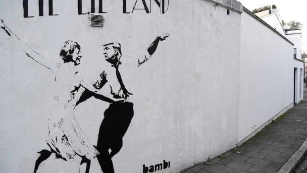 Un grafiti en un mural de Londres parodia la relación entre Theresa May y Donald Trump