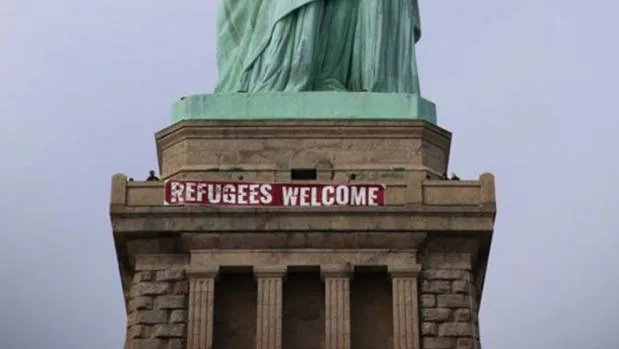 Pancarta desplegada sobre la Estatua de la Libertad