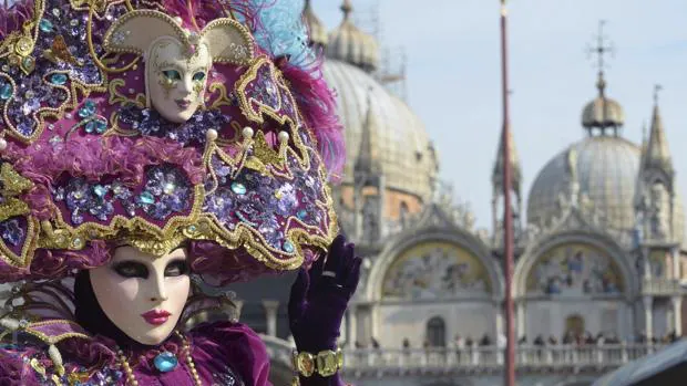 Gente disfrazada celebra el Carnaval de Venecia