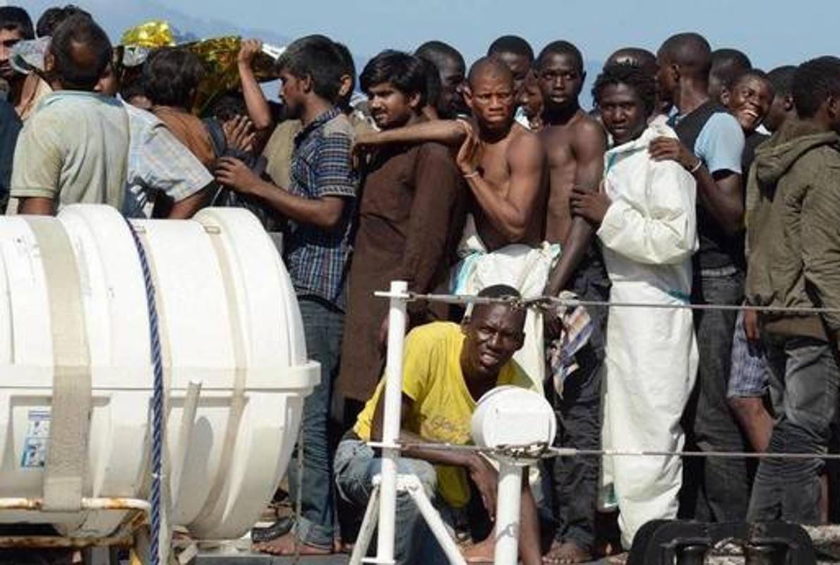 Inmigrantes rescatados en el mar Mediterráneo por la guardia costera italiana