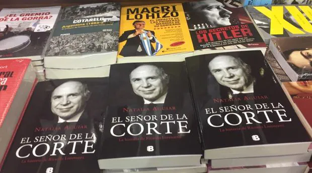 El libro sobre el presidente de la Corte Suprema de Argentina, Ricardo Lorenzetti, poco antes de ser retirado de las librerías