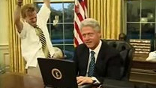 Clinton y el actor de televisión Mike Maronna celebran una compra realizada a través de internet, en el video grabado para la cena de 2000