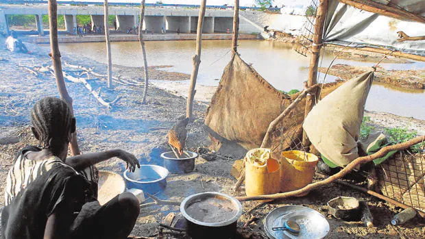 Una mujer prepara algo de comer, en el pueblo de Tana, a 500 kilómetros de la capital Nairobi