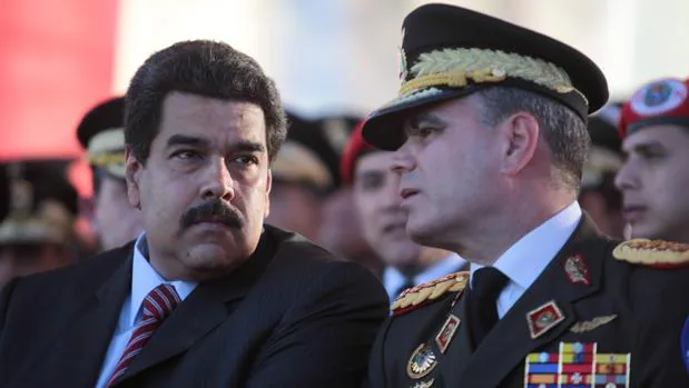 Nicolás Maduro y su ministro de Defensa, Vladimir Padrino, durante un acto de graduación en Caracas