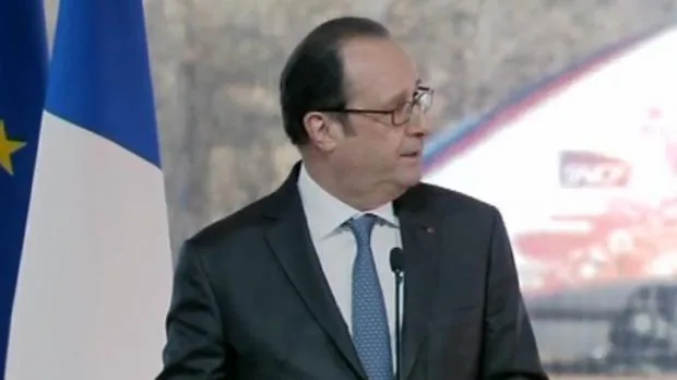 El momento en el que Hollande escucha un disparo en su discurso