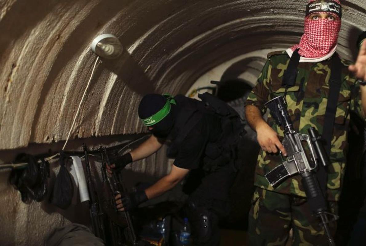 Miembros de Hamás en el interior de un tunel en Gaza, en agosto de 2014