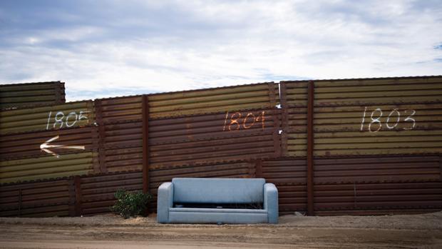 Un sofá abandonado en la valla entre Estados Unidos y México, en Tecate, California