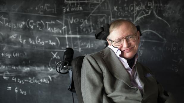 Stephen Hawking tacha a Corbyn de «desastre» y pide su dimisión