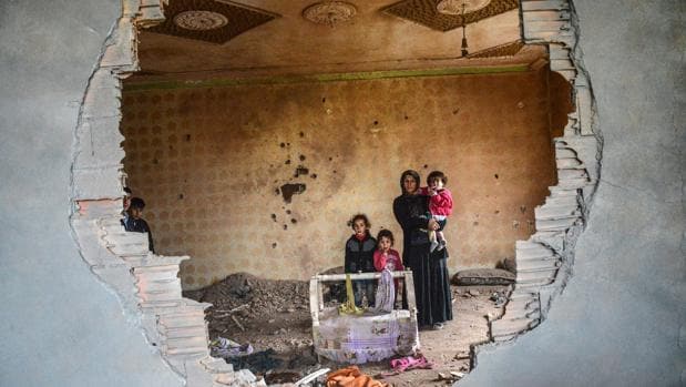 Una mujer kurda con su familia en la ciudad kurda de Sipoli
