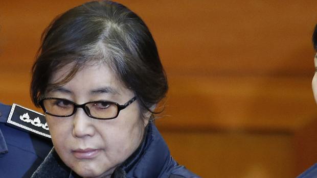 Choi Soon-sil, a su llegada a una audiencia del Tribunal Constitucional, el pasado enero en Seúl