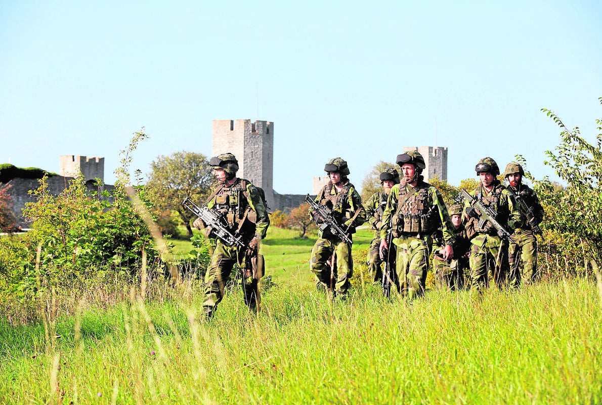 Una patrulla del Ejército sueco vigila junto a la localidad de Visby, en la isla de Gotland