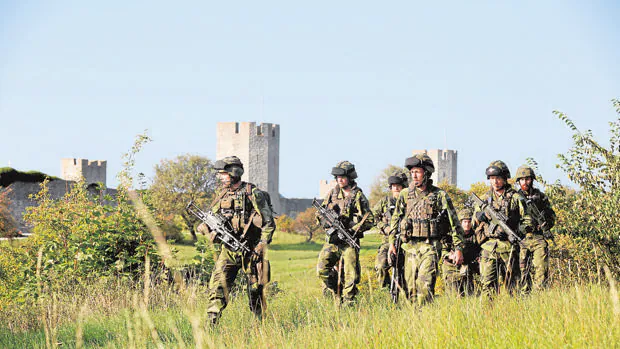 Una patrulla del Ejército sueco vigila junto a la localidad de Visby, en la isla de Gotland