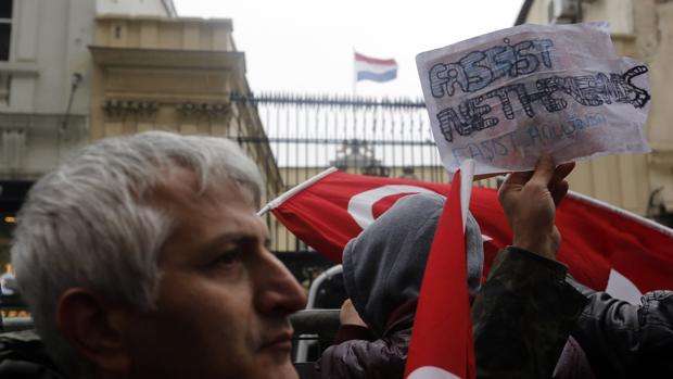Protesta de seguidores de Erdogan frente al Consulado holandés en Estambul