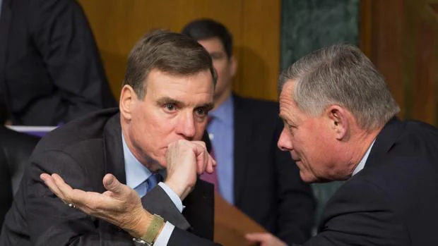 Los senadores Mark Warner (izquierda) y Richard Burr, durante una reunión del Comité de Inteligencia del Senado