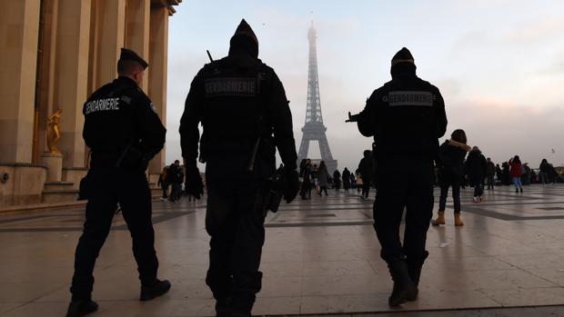 Agentes franceses, frente a la sede del FMI en París tras la explosión