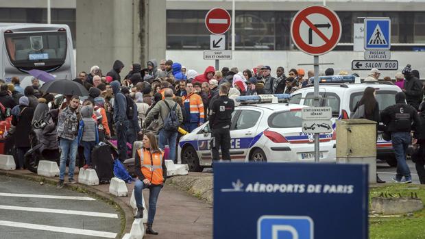 Cien vuelos cancelados en las dos terminales en Orly