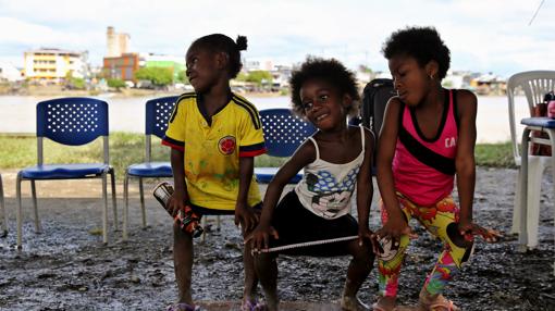 Habitantes del barrio Avenida Bahia Solano, durante la intervención grupo de voluntarios en Quibdó (Colombia)