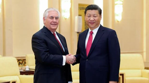 El responsable de la diplomacia estadounidense, Rex Tillerson, y el presidente chino, Xi Jinping