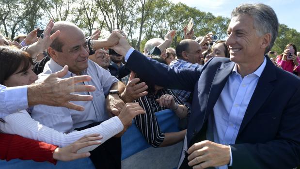 Mauricio Macri saluda a los asistentes a un acto oficial este lunes en Saladillo, a 180 kilómetros al suroeste de Buenos Aires