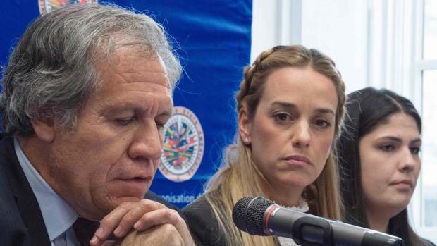 Luis Almagro, Lilian Tintori y otras mujeres de presos políticos venezolanos, durante la rueda de prensa de este lunes, en la sede de la OEA en Washington