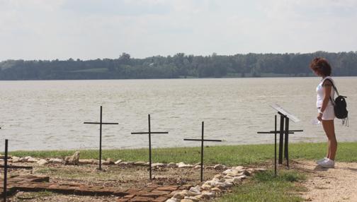 Una mujer visita los restos de Jamestown, primer asentamiento inglés que prosperó en Norteamérica, en el actual estado de Virginia