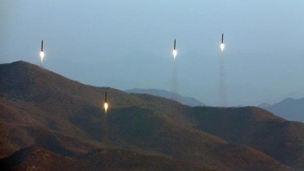 cuatro proyectiles durante un lanzamiento de cohetes balísticos de la unidad de artillería Hwasong de la Fuerza Estratégica del Ejército Popular Coreano (KPA) en un lugar no revelado