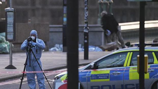 Un policía toma muestras en el lugar del atentado en Londres